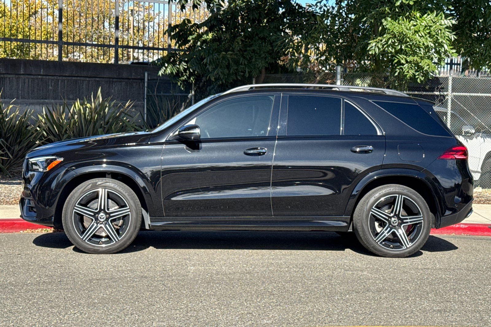 Used 2024 Mercedes-Benz GLE 450e 4MATIC image 2