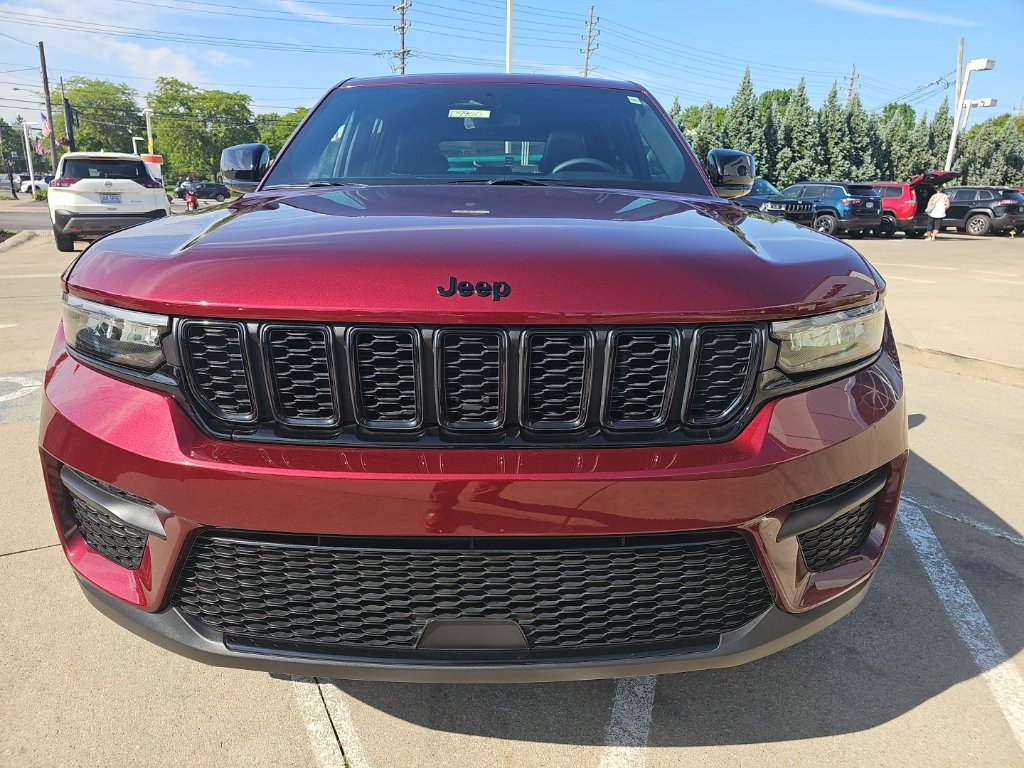 Used 2024 Jeep Grand Cherokee Altitude AWD/4WD image 5