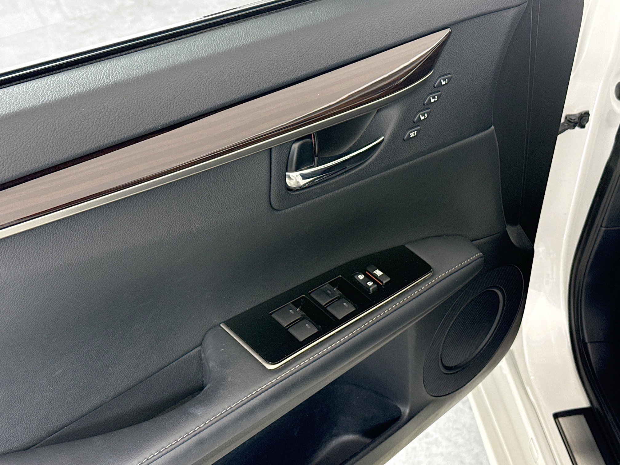 Used 2016 Lexus ES 350 w/ Premium Package w/Wood Trim image 19