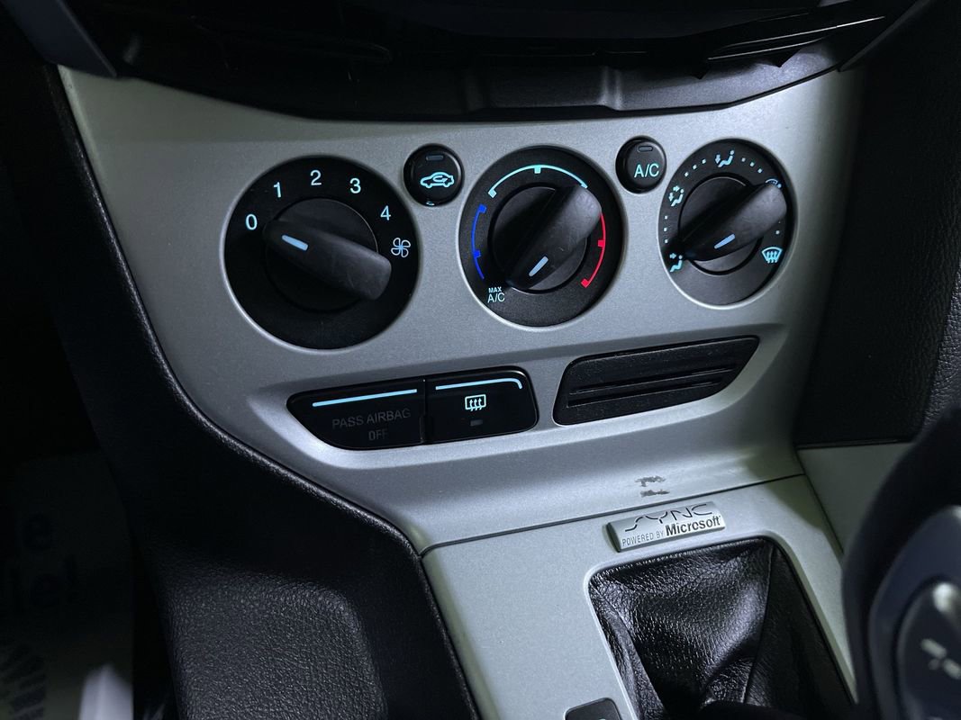 Used 2014 Ford Focus SE w/ Equipment Group 201A image 9