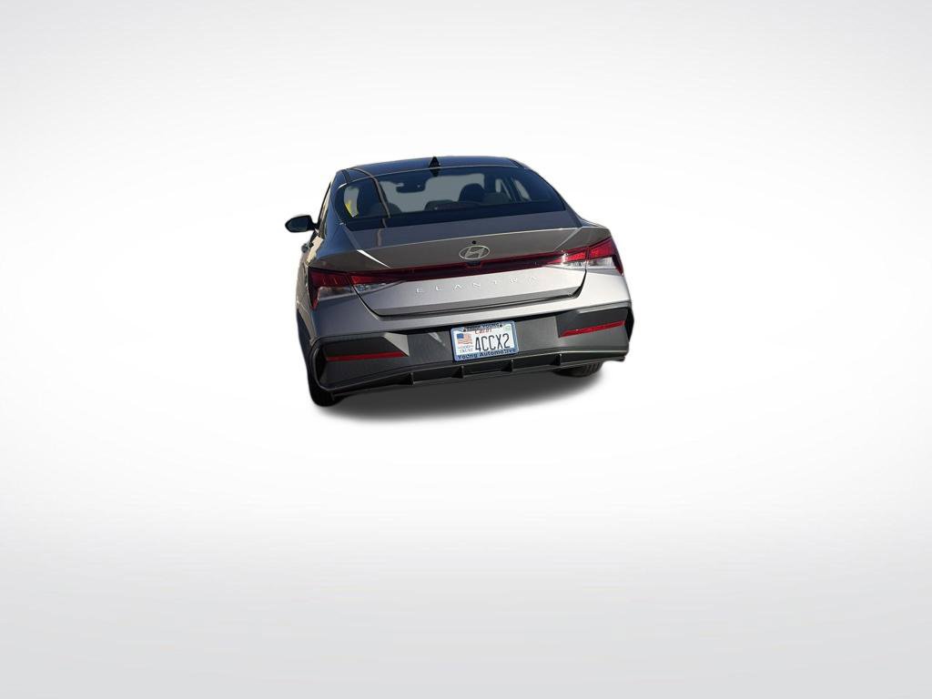Used 2024 Hyundai Elantra SE FWD image 4