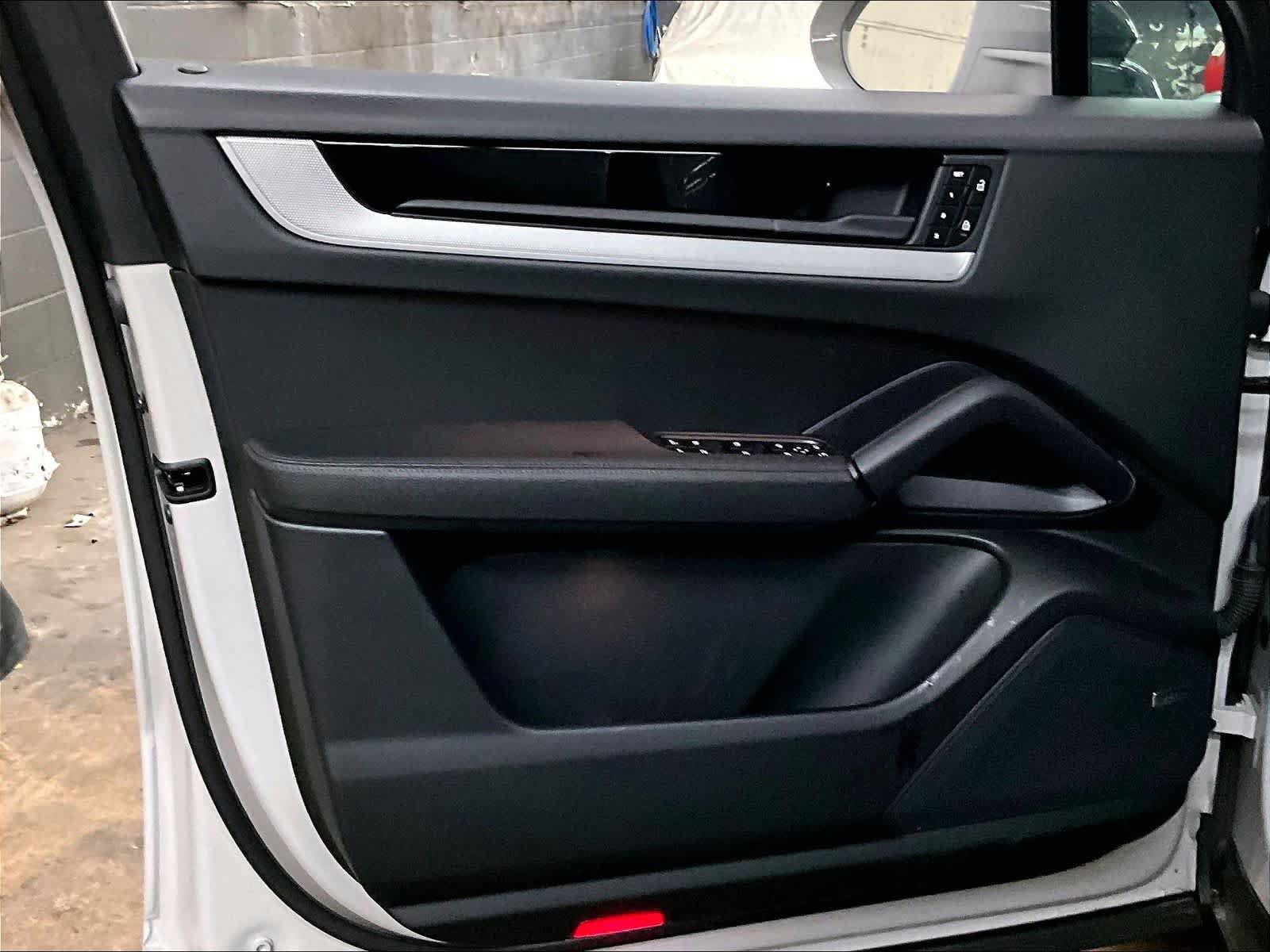 Used 2025 Porsche Cayenne image 24