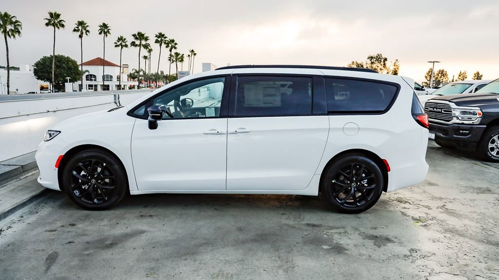 New 2026 Chrysler Pacifica Limited w/ S Appearance Package image 14