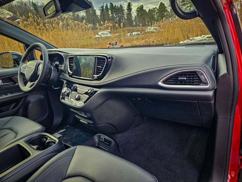 New 2026 Chrysler Pacifica Select image 40