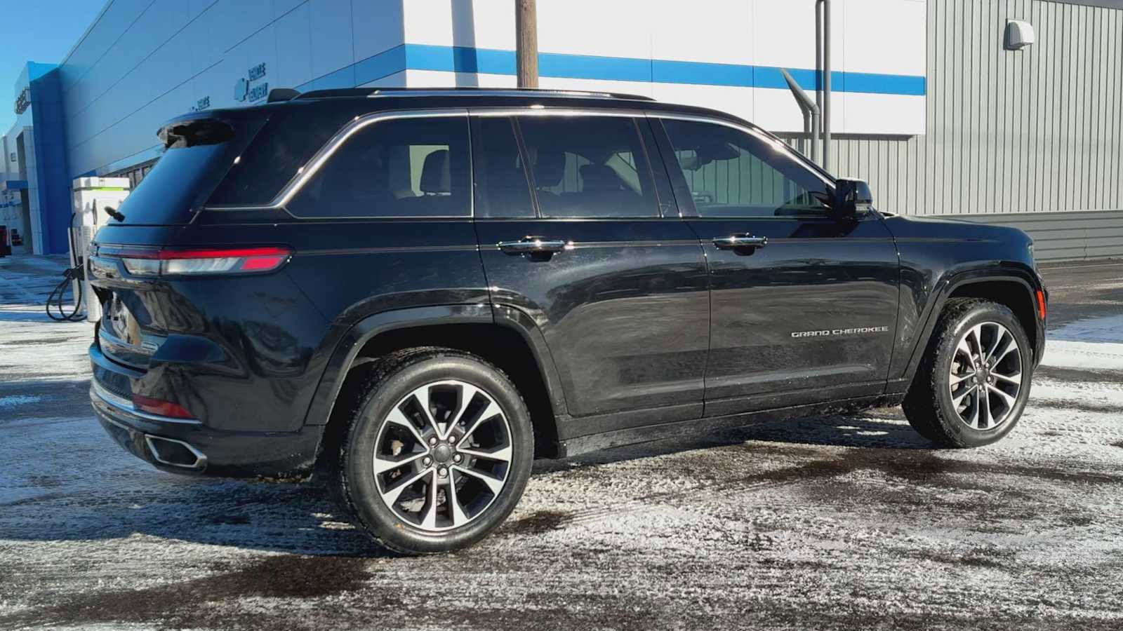 Used 2023 Jeep Grand Cherokee Overland w/ Advanced Protech Group III image 2