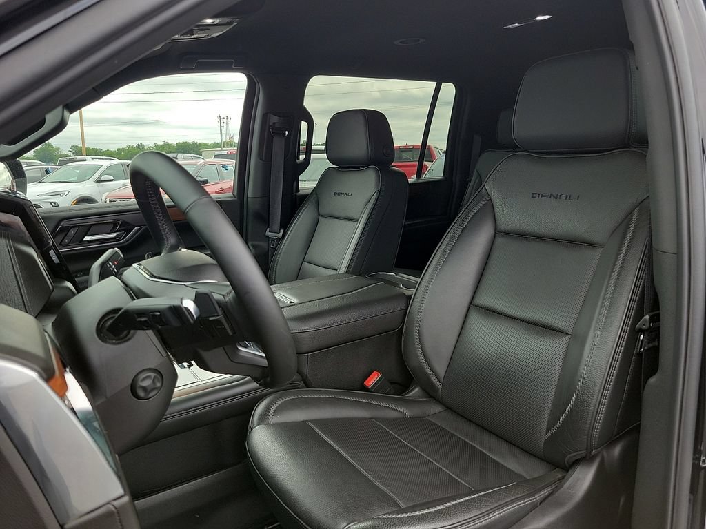 Used 2025 GMC Yukon XL Denali AWD/4WD image 12