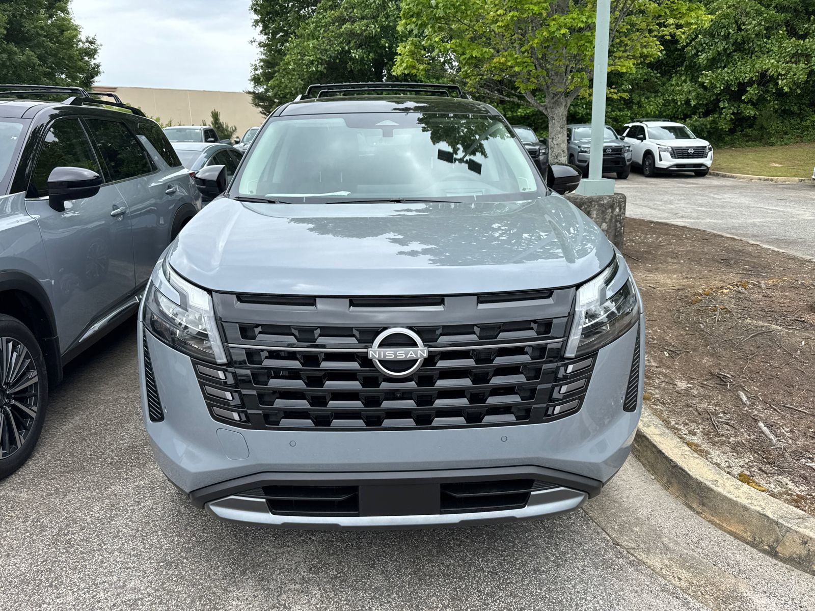 New 2026 Nissan Pathfinder Platinum FWD image 2