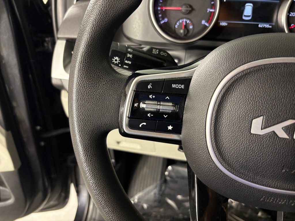 Used 2022 Kia Carnival LX FWD image 19
