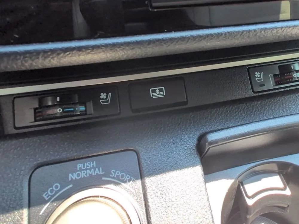 Used 2015 Lexus ES 300h image 40