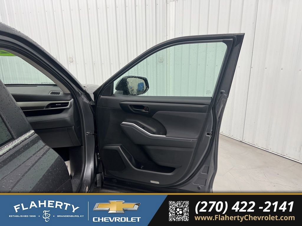 Used 2024 Toyota Highlander LE image 14