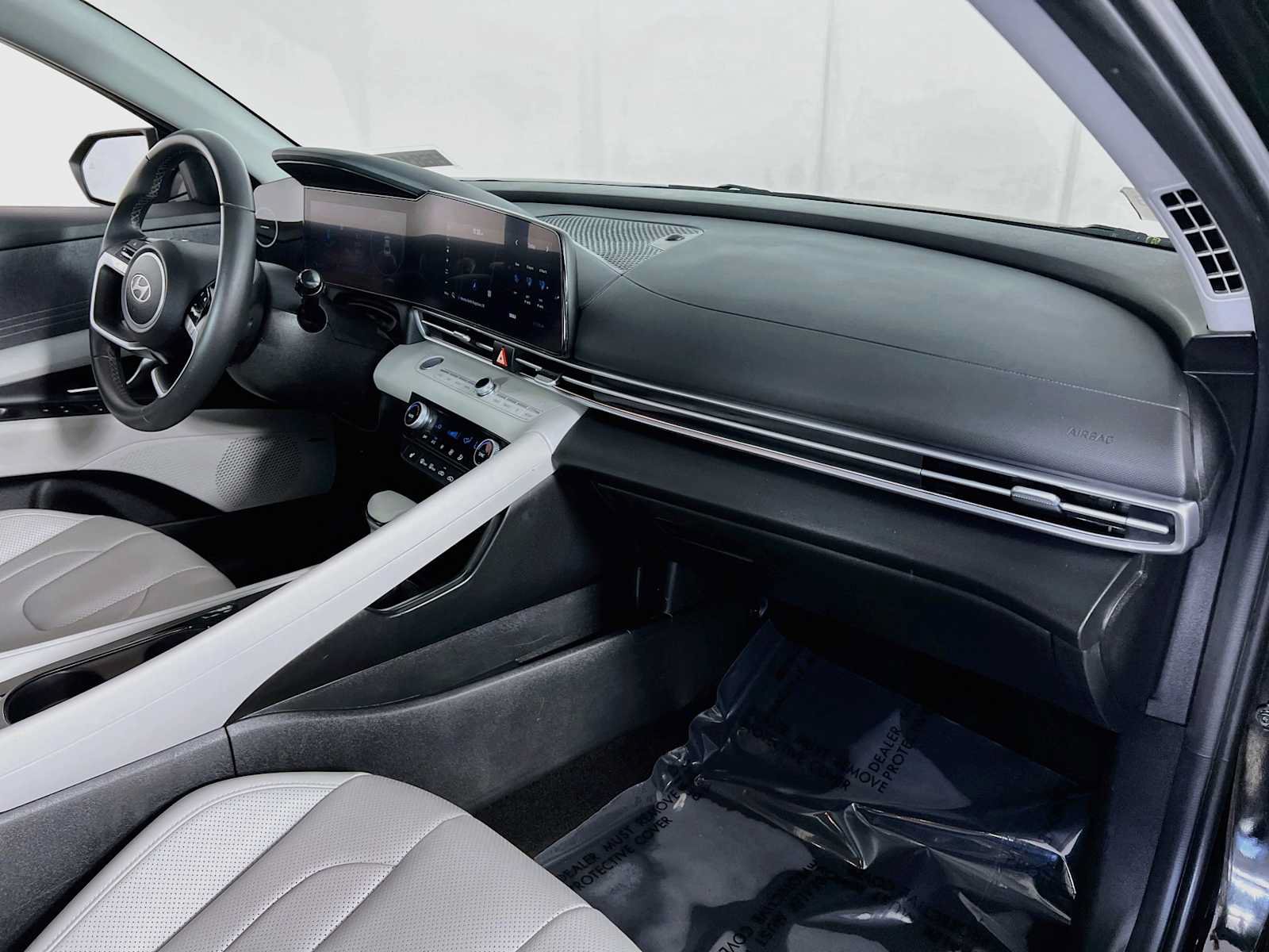 Certified 2025 Hyundai Elantra Limited FWD image 29