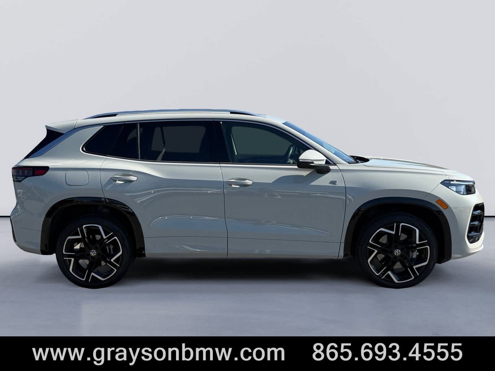 Used 2026 Volkswagen Tiguan SEL R-Line AWD/4WD image 2
