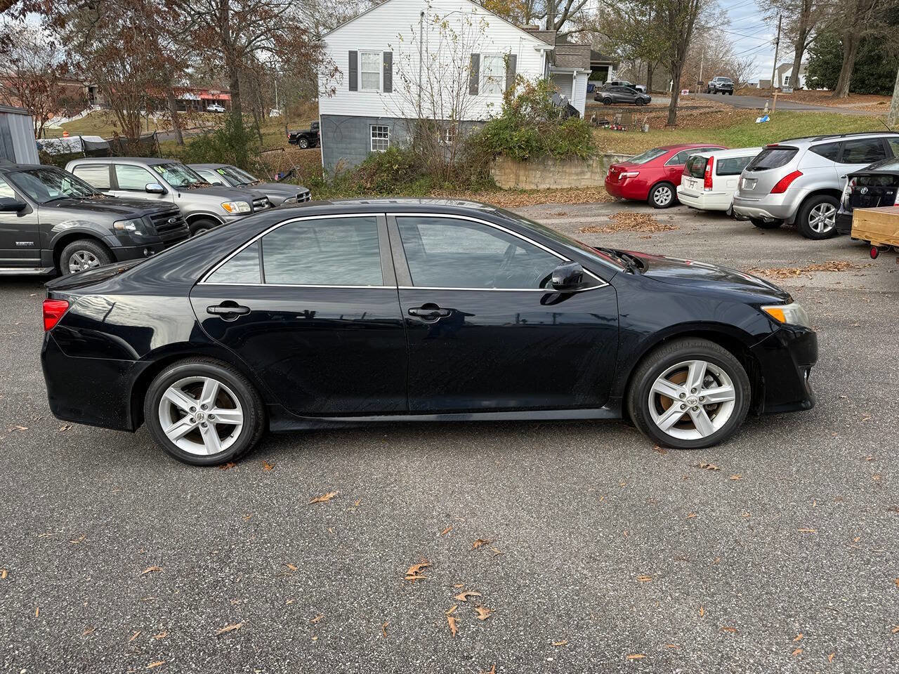 Used 2012 Toyota Camry SE FWD image 3