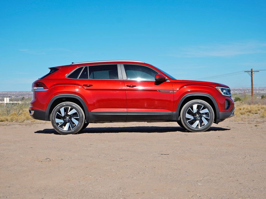 Used 2025 Volkswagen Atlas Cross Sport SE w/ Panoramic Sunroof Package image 7