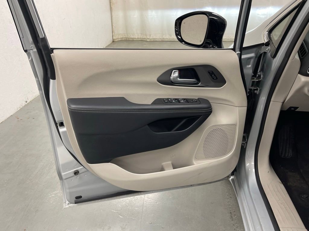 Used 2024 Chrysler Pacifica Touring-L image 18