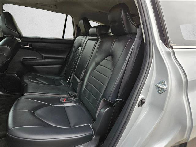 Used 2022 Toyota Highlander XLE AWD/4WD image 16