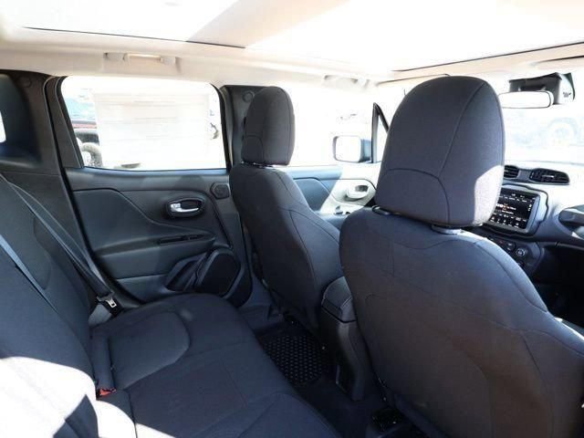 Used 2023 Jeep Renegade Latitude w/ Sun & Fun Group image 17