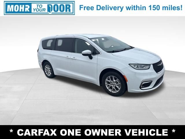 Used 2023 Chrysler Pacifica Touring-L image 7