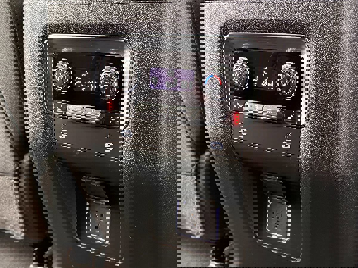 Used 2024 Chevrolet Suburban RST w/ Luxury Package image 33