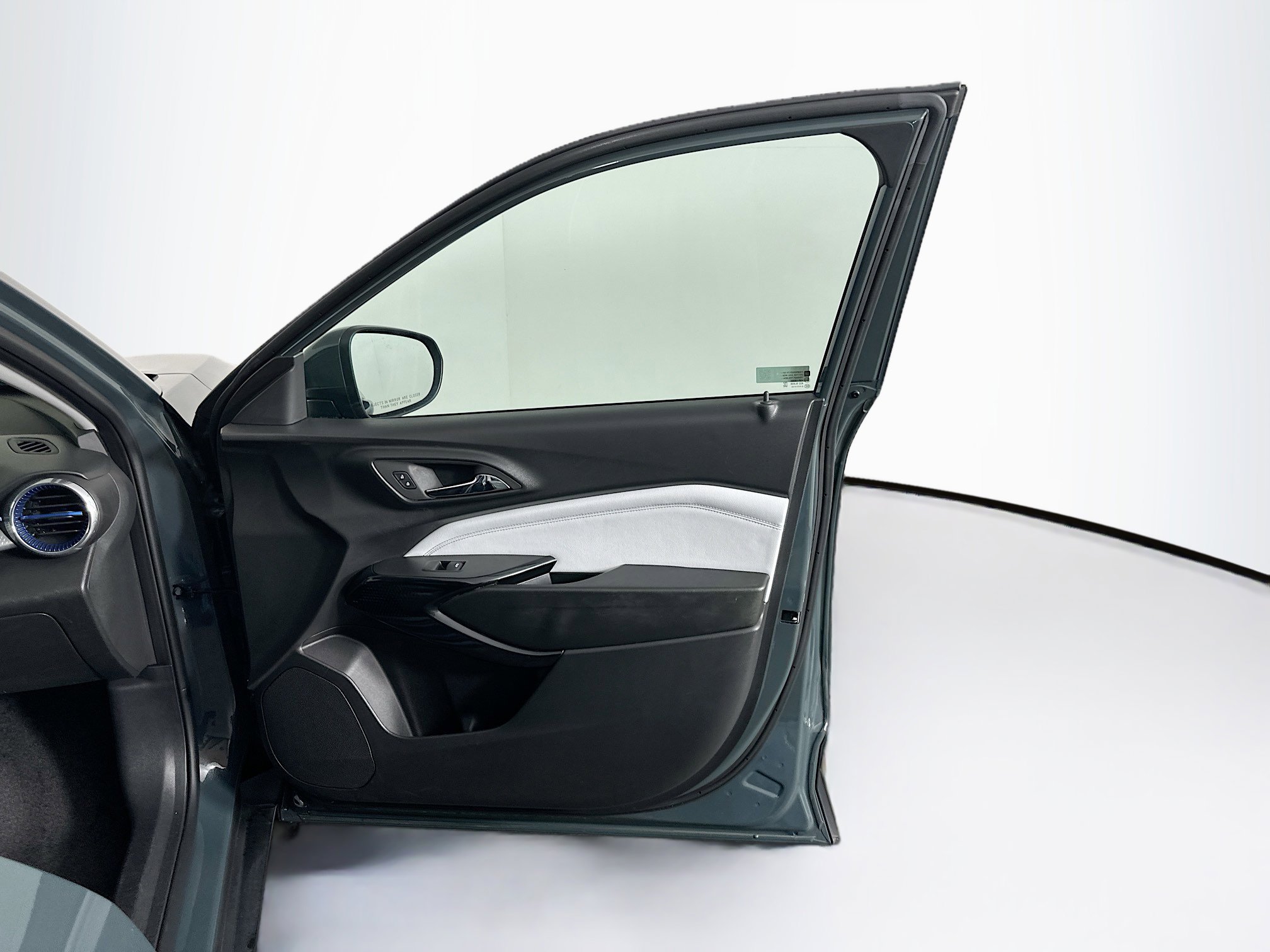 Used 2025 Chevrolet Trax LT w/ LT Convenience Package image 29