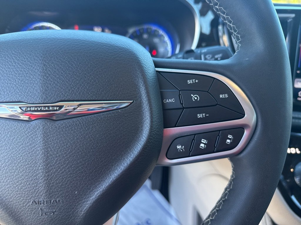 Used 2024 Chrysler Pacifica Limited image 32