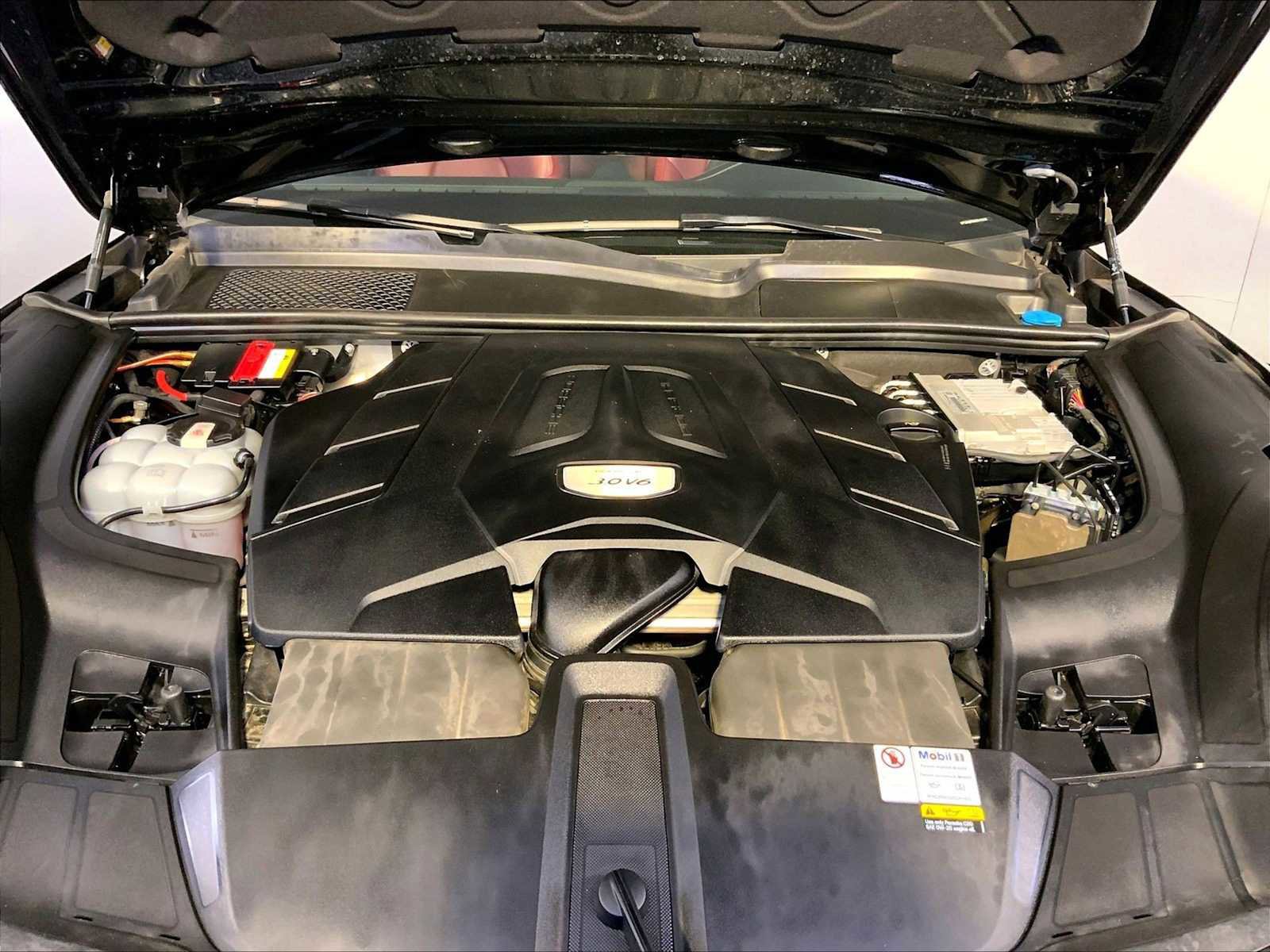 Certified 2022 Porsche Cayenne Platinum Edition image 32