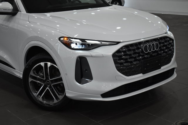 Used 2025 Audi Q5 Premium w/ Convenience Package image 2