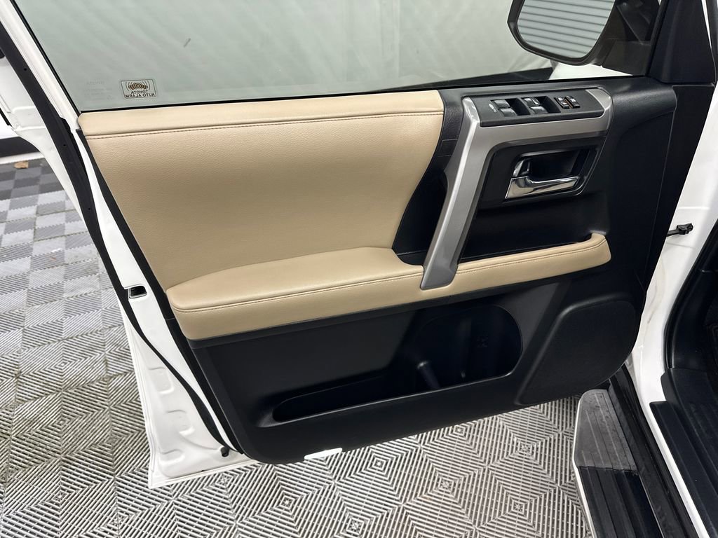 Used 2018 Toyota 4Runner SR5 AWD/4WD image 11