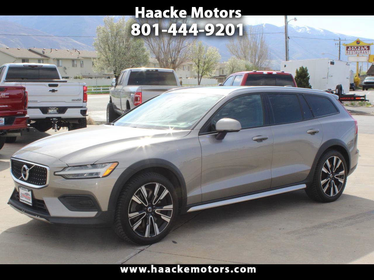 Used 2020 Volvo V60 T5 Cross Country image 1
