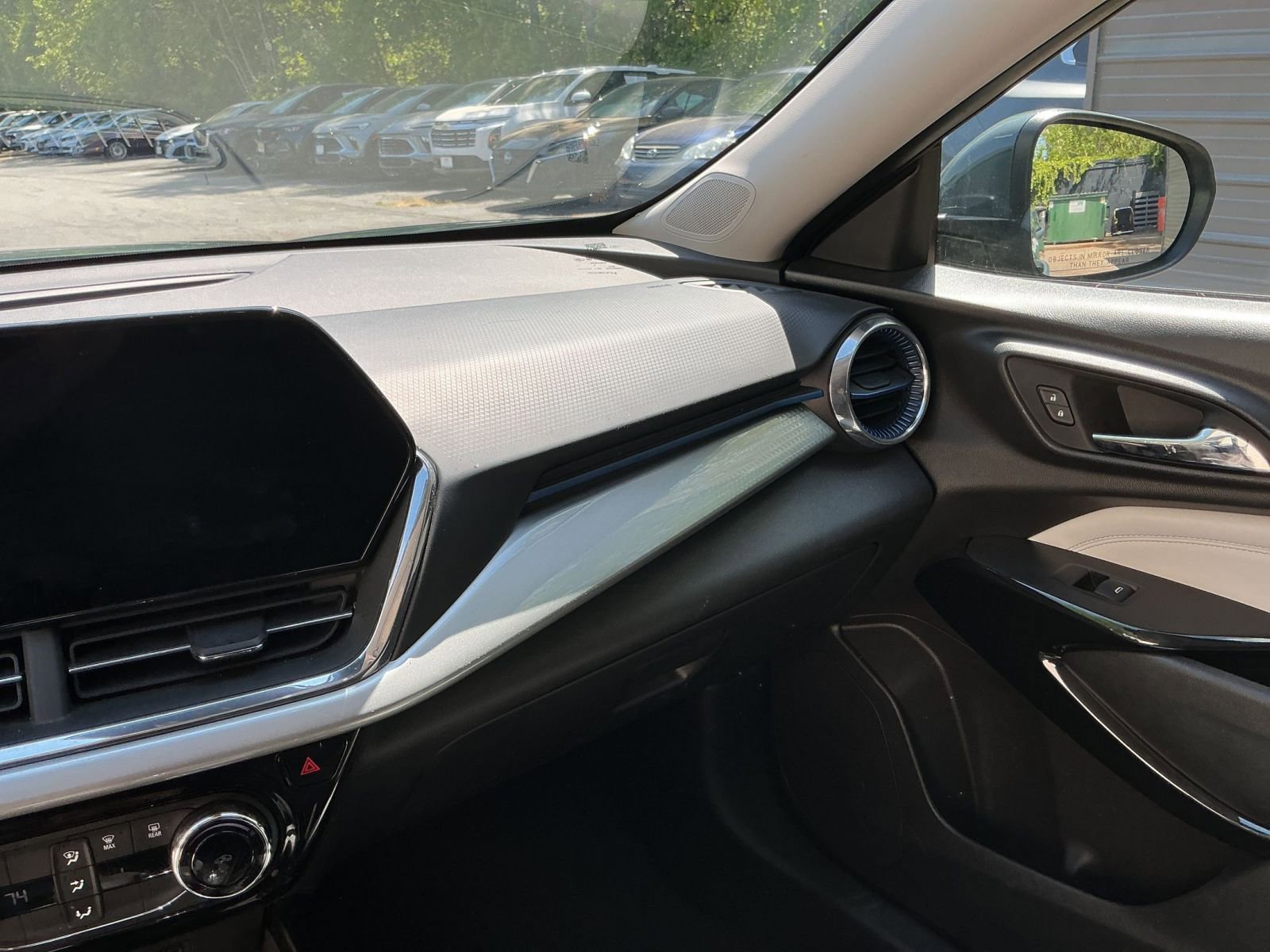 Used 2025 Chevrolet Trax LT FWD image 30