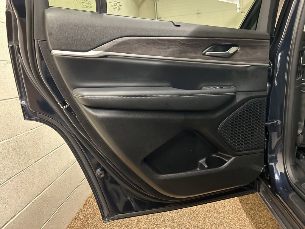 Used 2023 Jeep Grand Cherokee L Limited w/ Luxury Tech Group II image 15