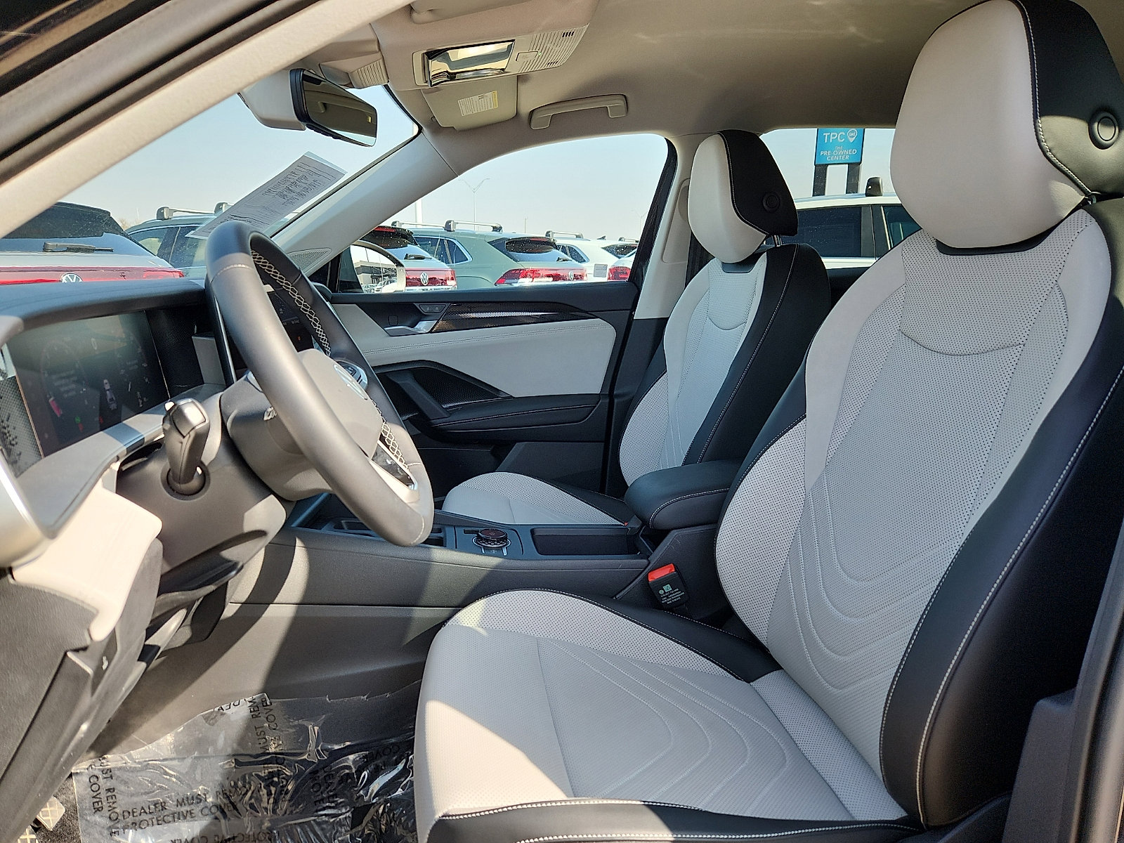 Certified 2025 Volkswagen Tiguan SE image 13