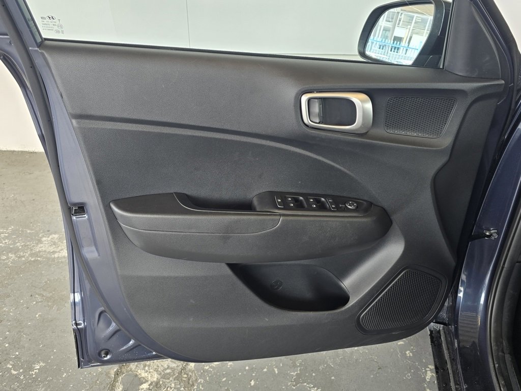 Used 2024 Hyundai Venue SE image 15