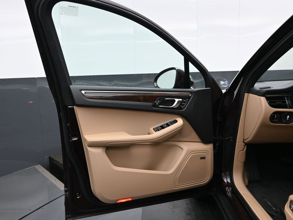 Certified 2025 Porsche Macan image 8