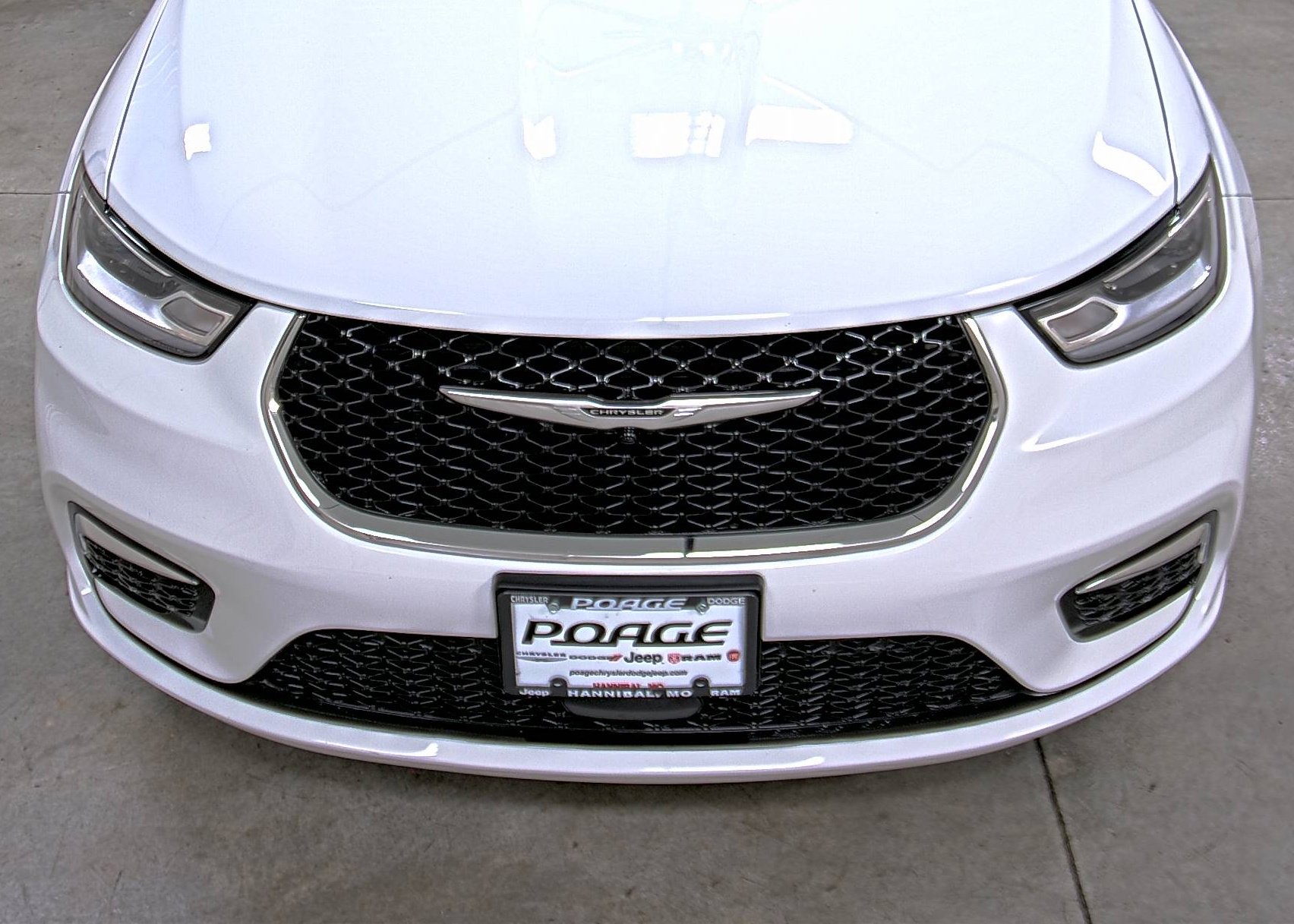 Used 2024 Chrysler Pacifica Select image 16