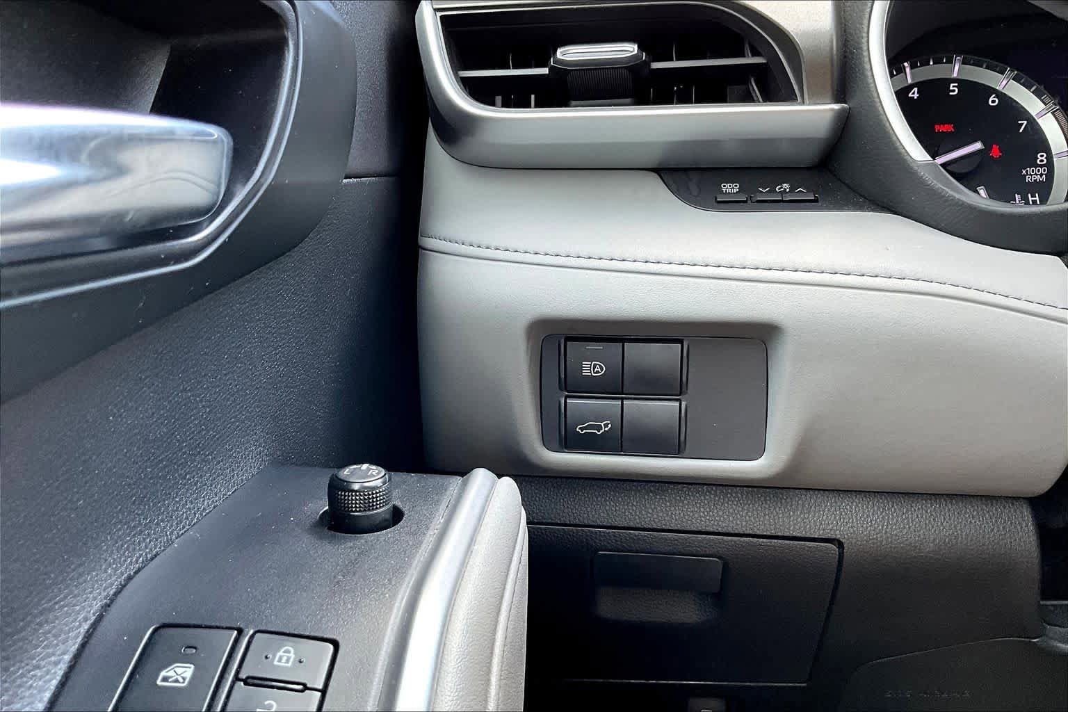 Used 2020 Toyota Highlander XLE FWD image 36
