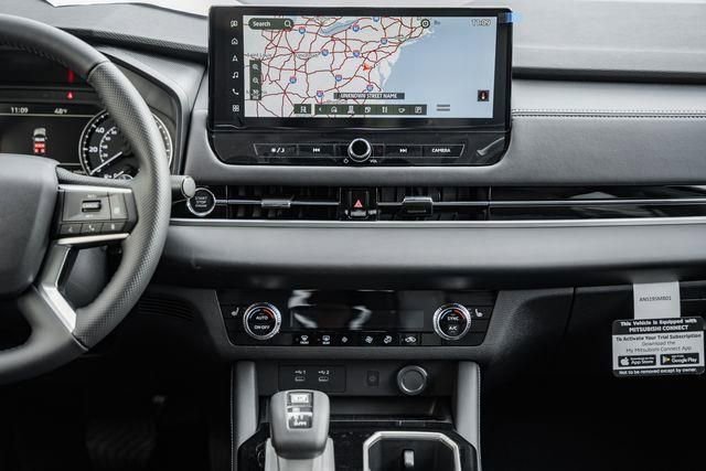 New 2025 Mitsubishi Outlander SE image 21