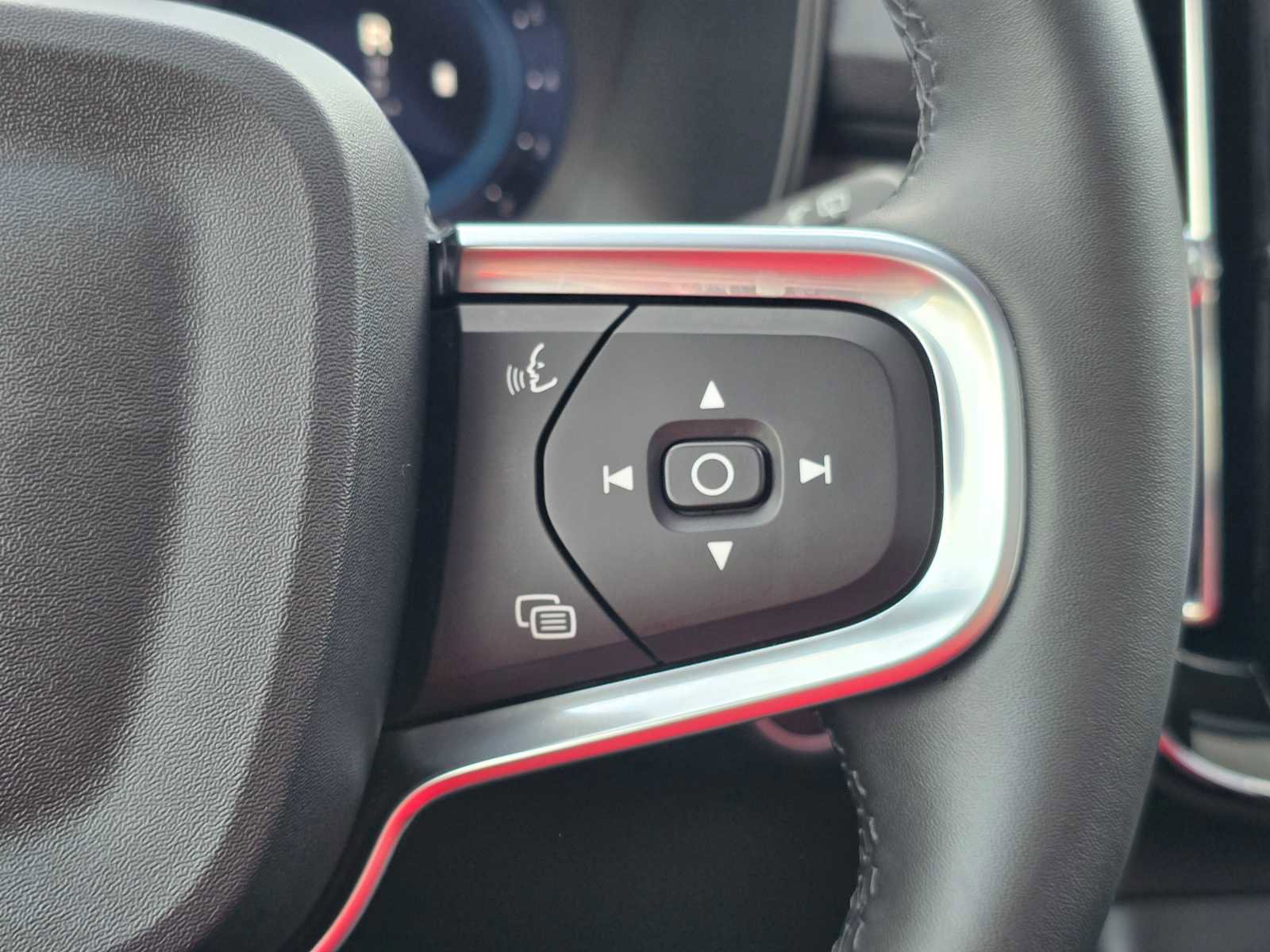 Certified 2025 Volvo XC40 B5 Plus image 31