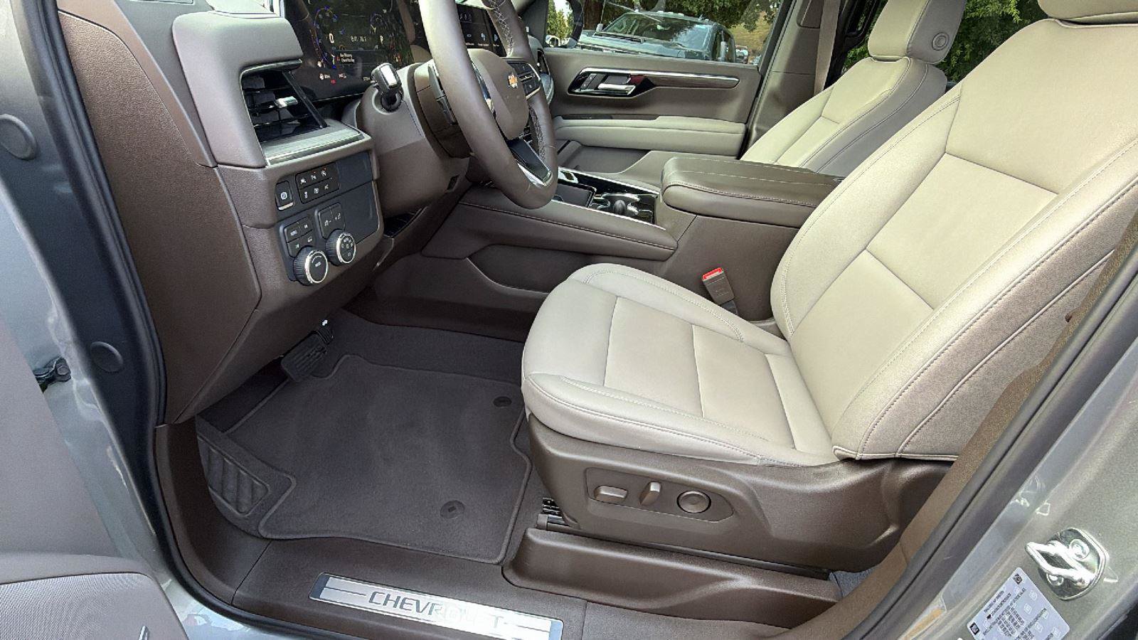 New 2026 Chevrolet Suburban LT w/ Comfort Package AWD/4WD image 16