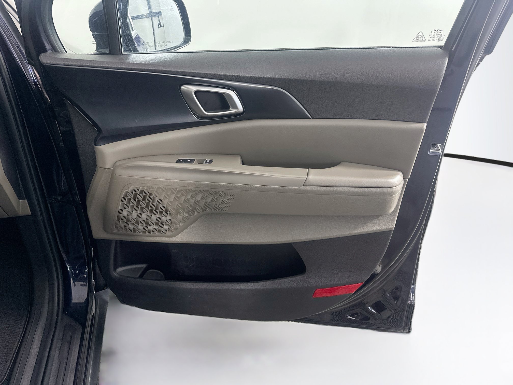 Used 2025 Kia Carnival FWD image 31