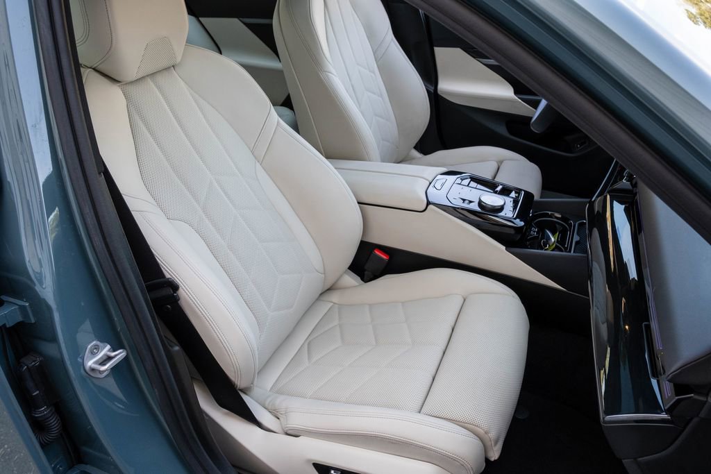 Used 2025 BMW 530i xDrive w/ Premium Package image 26
