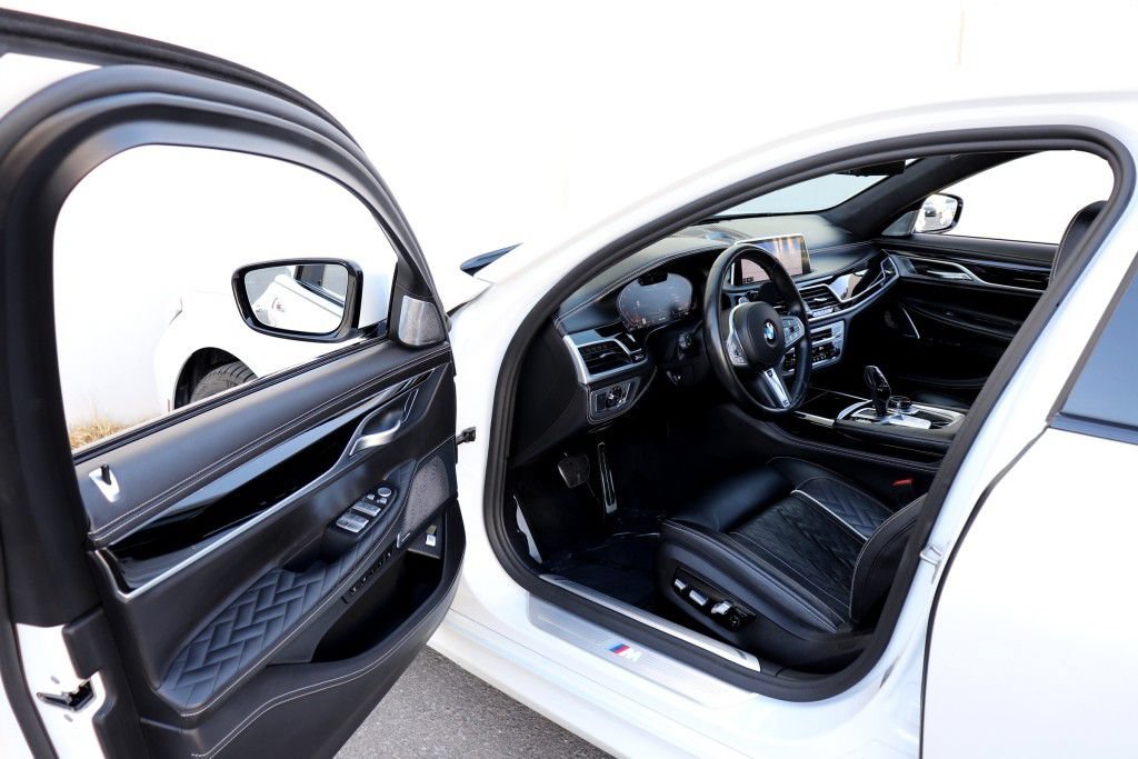 Used 2020 BMW 750i xDrive w/ Executive Package AWD/4WD image 2