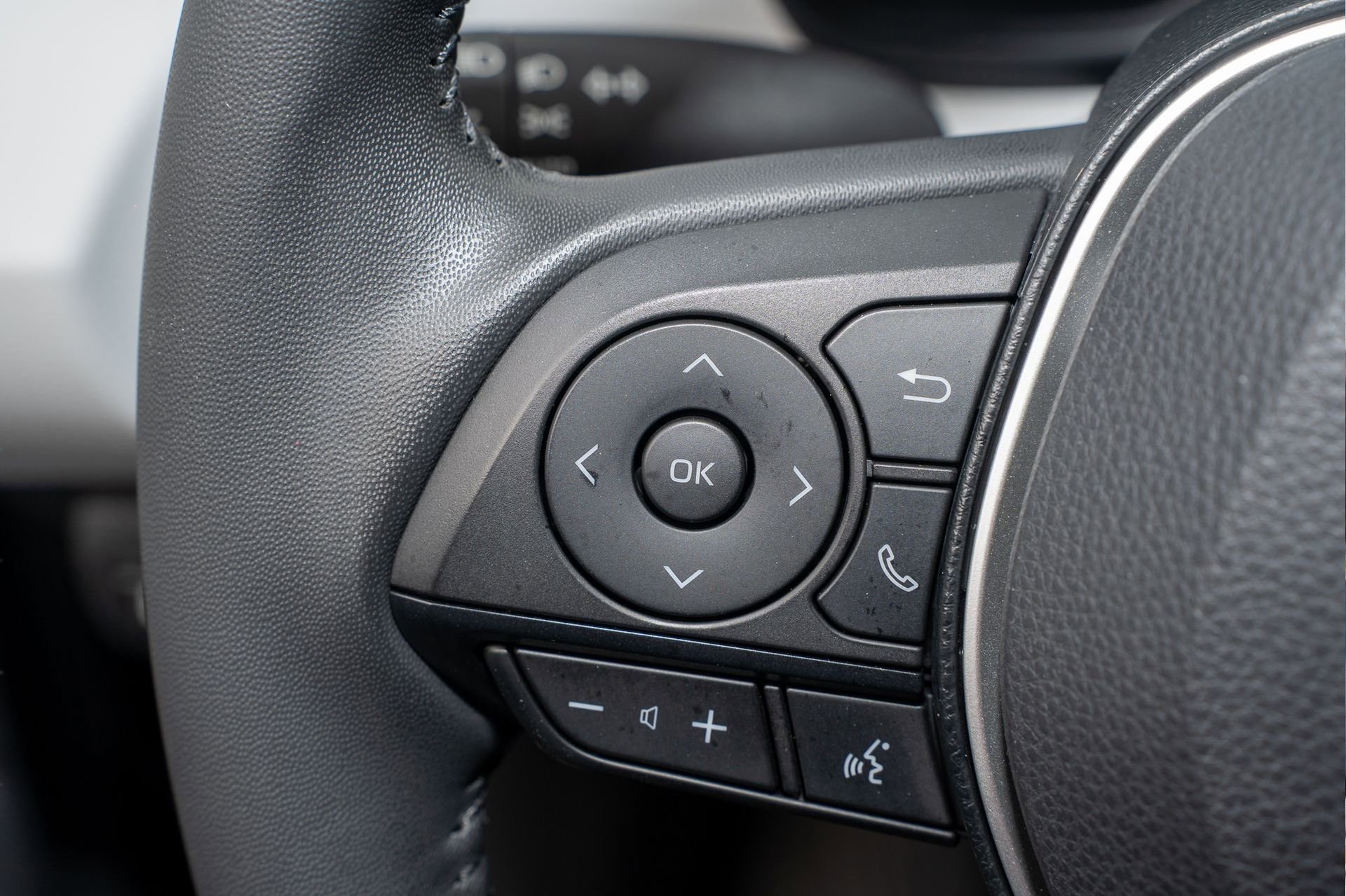 Used 2025 Toyota Corolla SE w/ SE Premium Package image 30