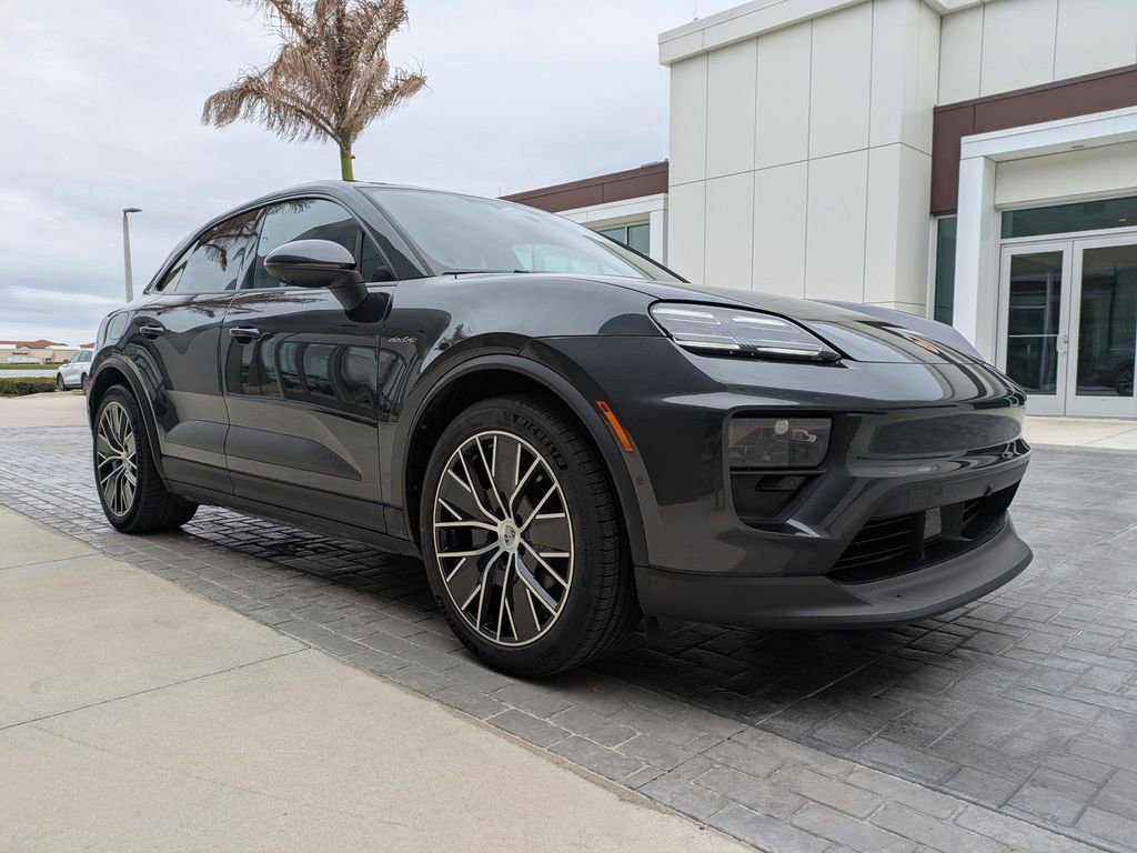 Used 2025 Porsche Macan Electric RWD image 3
