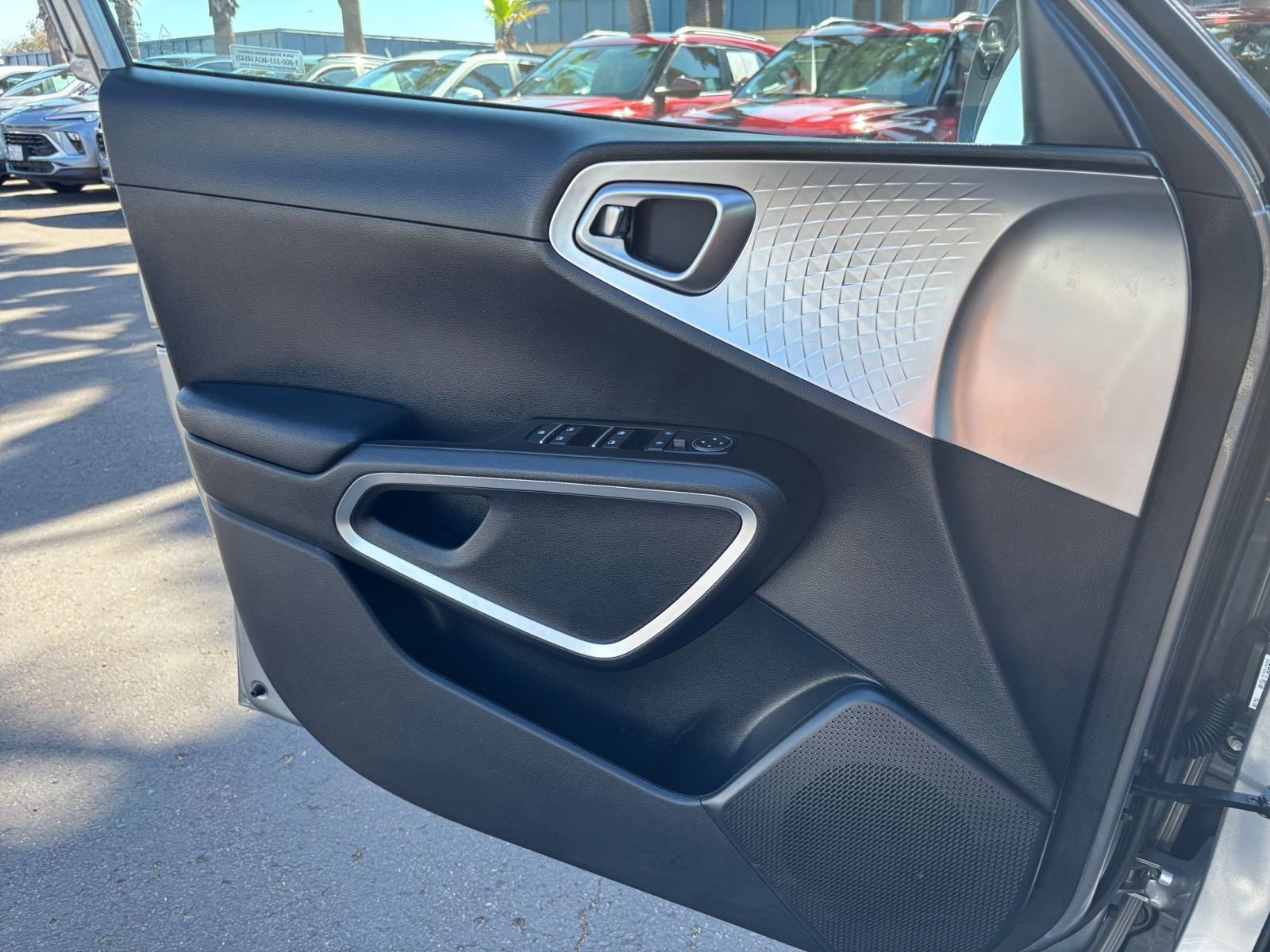Used 2025 Kia Soul LX w/ LX Technology Package FWD image 18
