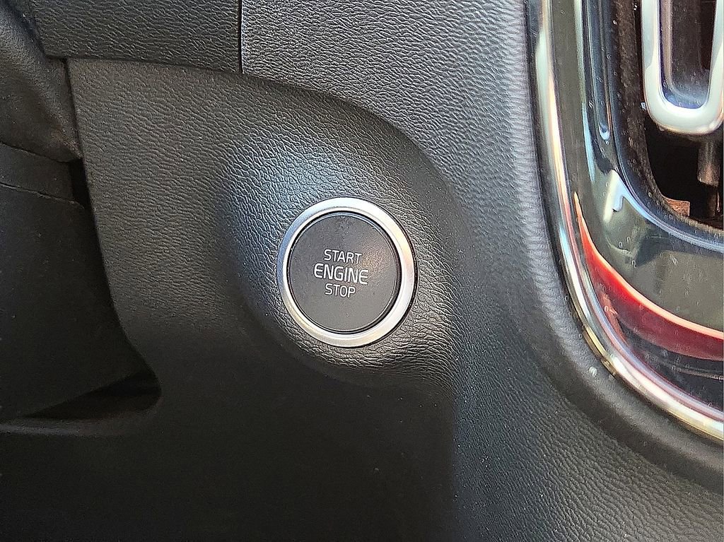 Used 2021 Volvo XC40 T5 Momentum w/ Advanced Package image 31