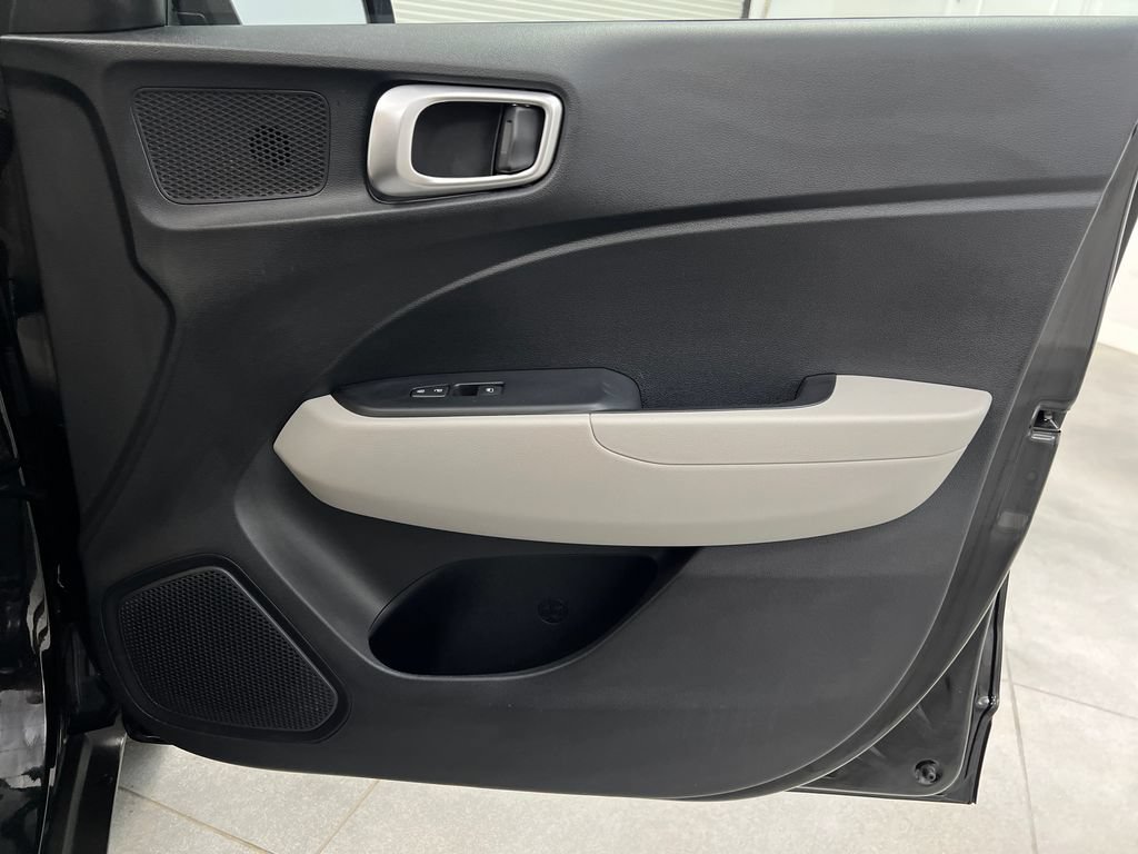 Used 2025 Hyundai Venue SEL FWD image 30