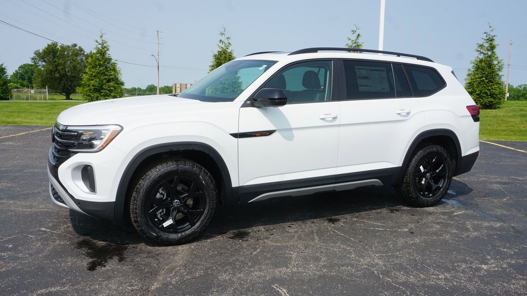New 2025 Volkswagen Atlas Peak Edition SE image 2
