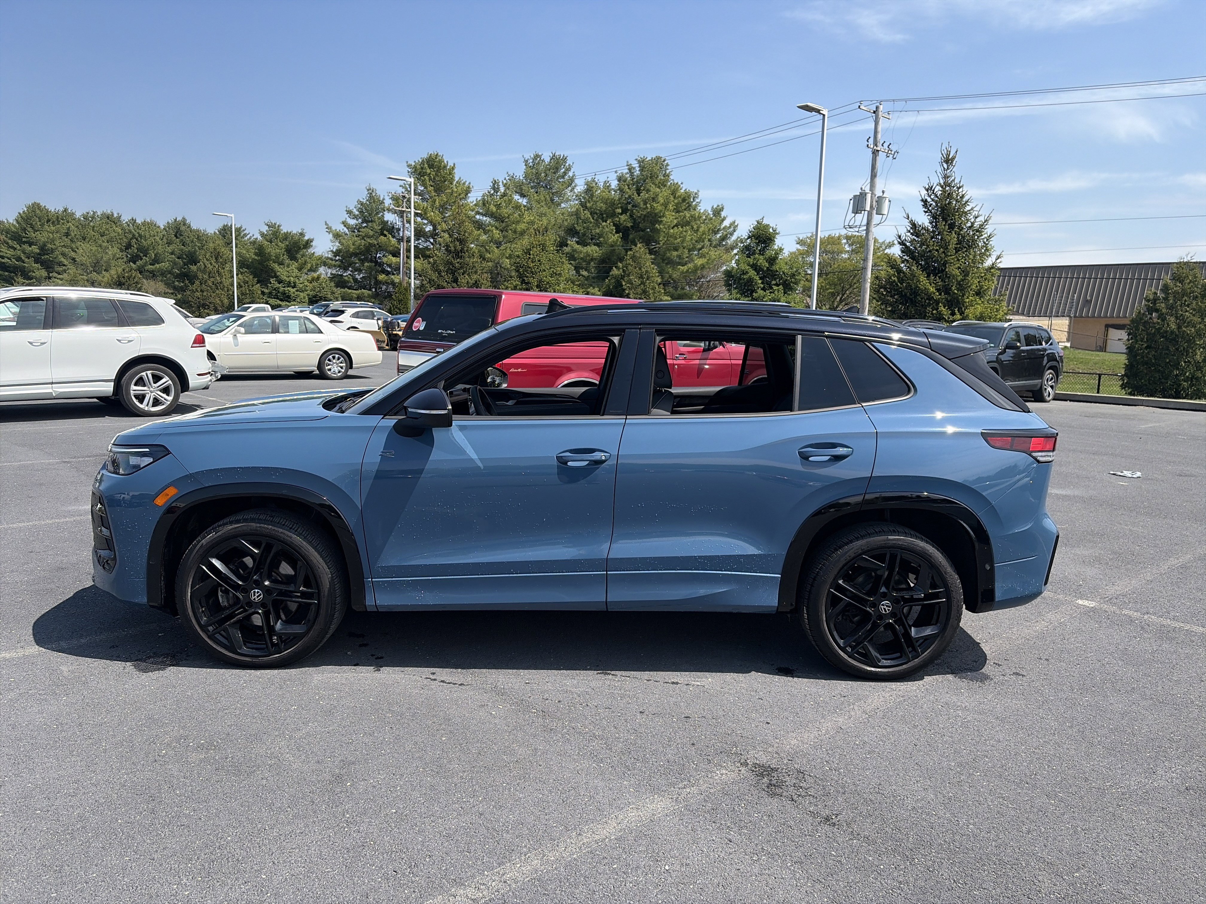 Used 2025 Volkswagen Tiguan SE R-Line AWD/4WD image 8