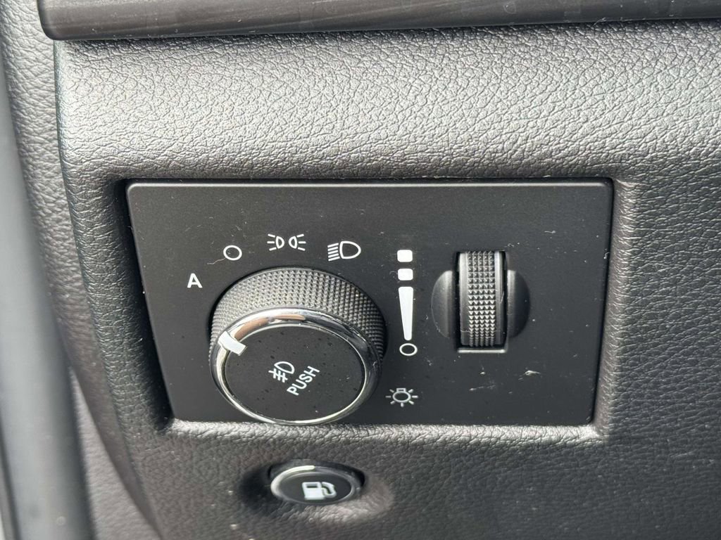 Used 2020 Jeep Grand Cherokee Laredo AWD/4WD image 29